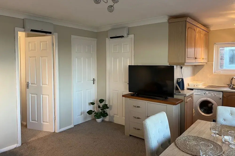 Beach Chalet - 2 Bedrooms - 4 Guests - Parking