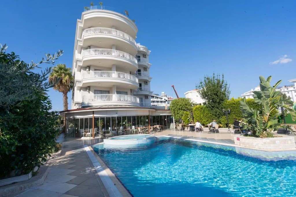 Romance Beach Hotel