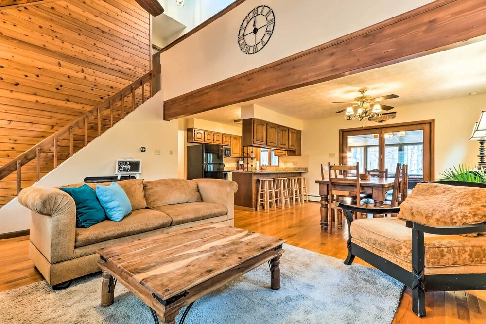 Lake Harmony Home w/ Deck - 3 Mi to Ski Slopes!