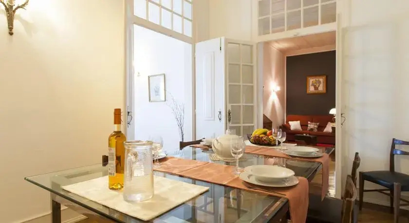 Downtown Vintage Deluxe Apartmen by RentExperience