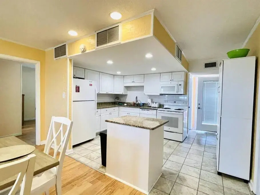 *OCEANFRONT HOUSE ON THE SAND*2 Kings*4br, 4ba*Private Hot Tub*SLEEP 12*PGP1