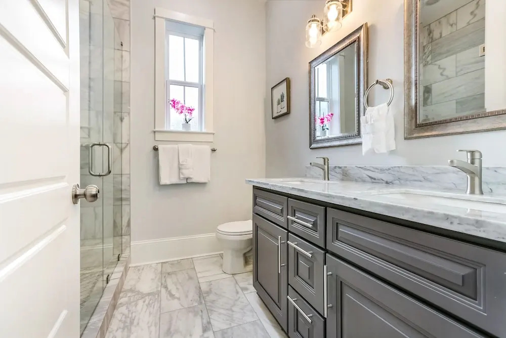 Spacious 5 BR Retreat with Pool - Near It All