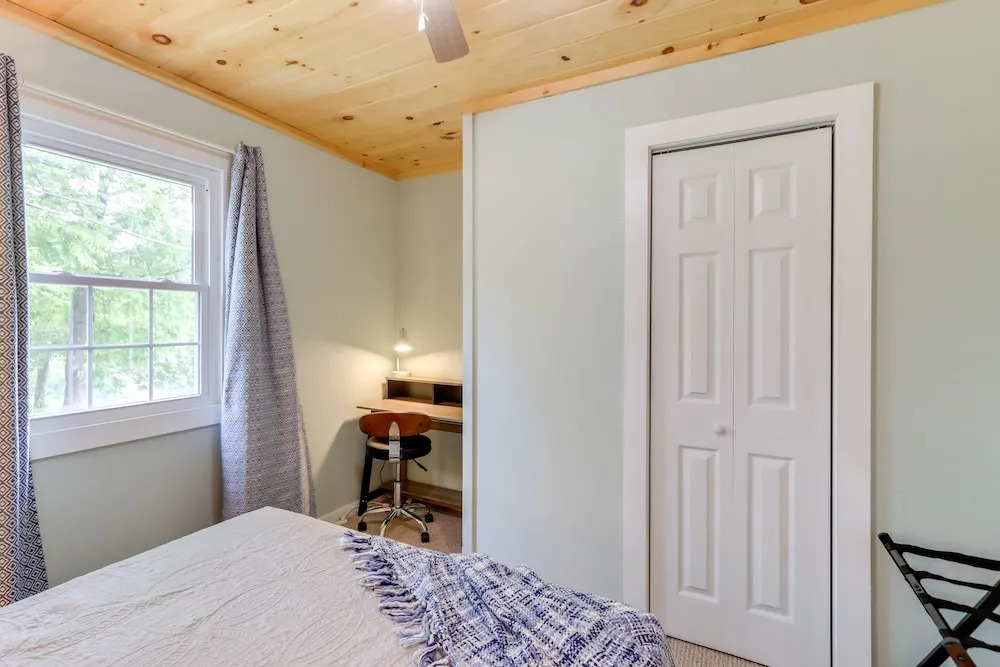 The Sunrise Cottage w/ Hot Tub, 3 Mi to Downtown