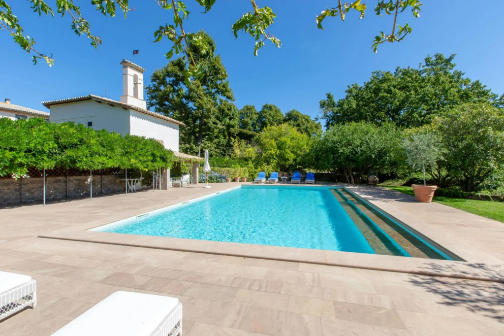 As soon as you have passed the gates of the majestic avenue of Borgo Poggio Amante until you arrive-Borgo Poggio Amante