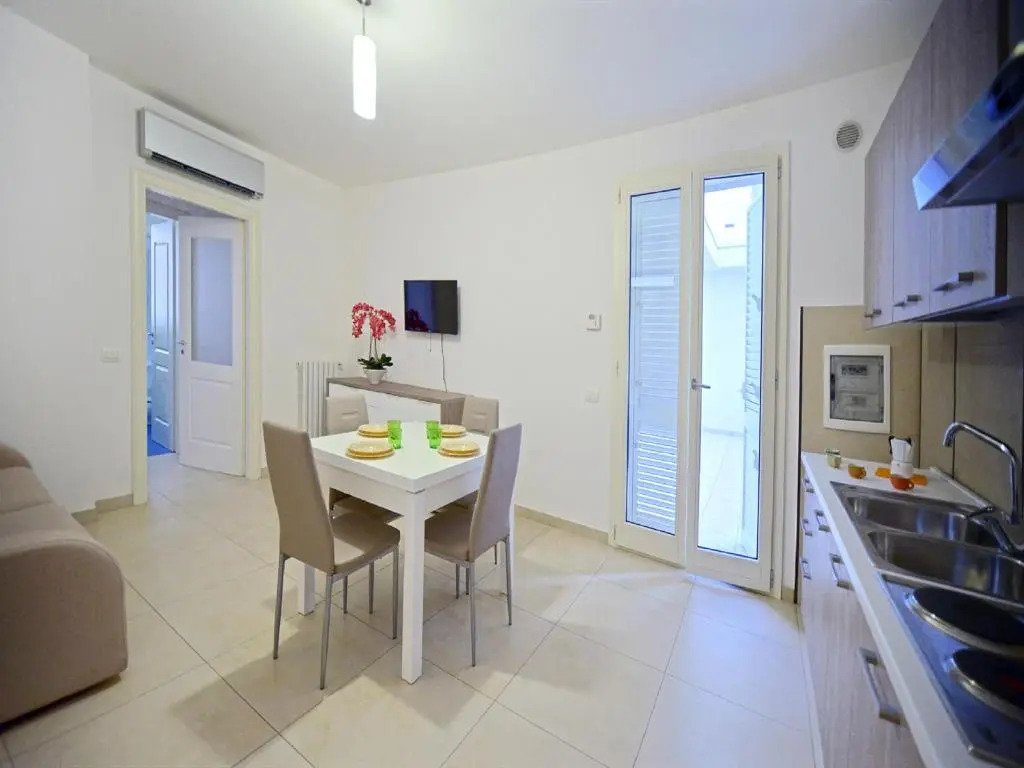 Leo Apartments