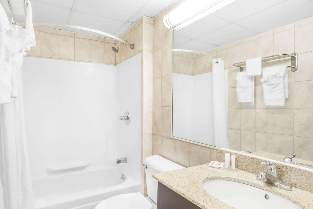 Howard Johnson by Wyndham North Bergen