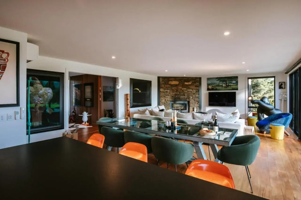 Mt Roy Terrace - Sleeps 8 - Mountain Views - Artwork Collection