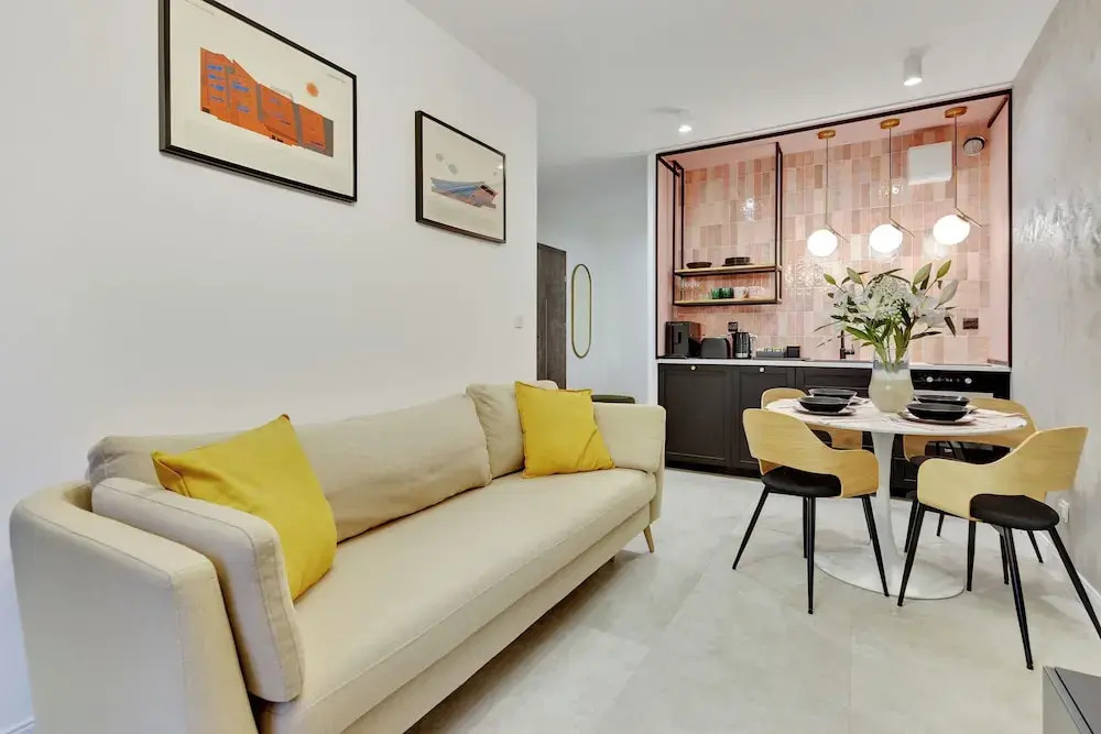 Aura III Apartments & Free Parking by Downtown Apartments