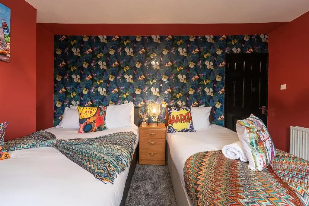 J's FrEsH Newly RefurB 2 Bedroom Garden Parking