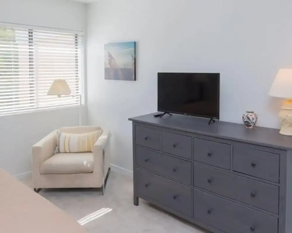 2077 Beachwood