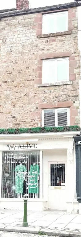 Market View, 1 bedroom unit in the heart of Leek
