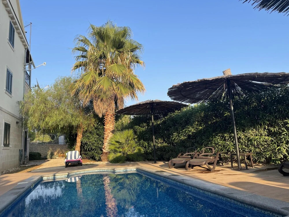 2 Bed Flat - Sleeps 6 - Pool - Garden - Parking