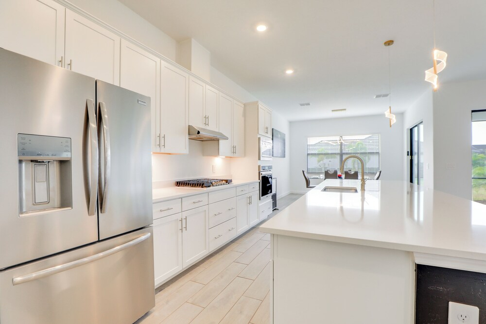 Resort-style Living! Walkable Bradenton Getaway