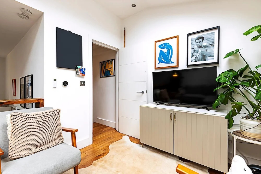 Modern Airy 2-bed Gem in Trendy Stoke Newington