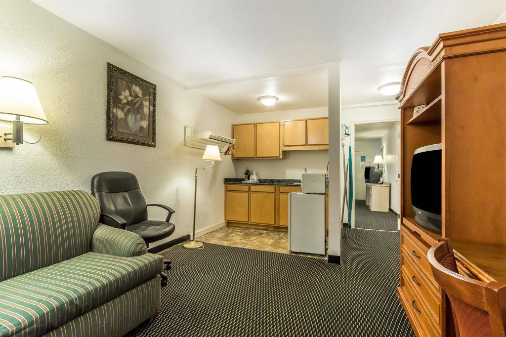 Rodeway inn- Nashville airport - Downtown - Mexican Restaurant on site