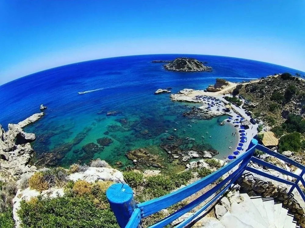 Grande Blue Suites with private bay