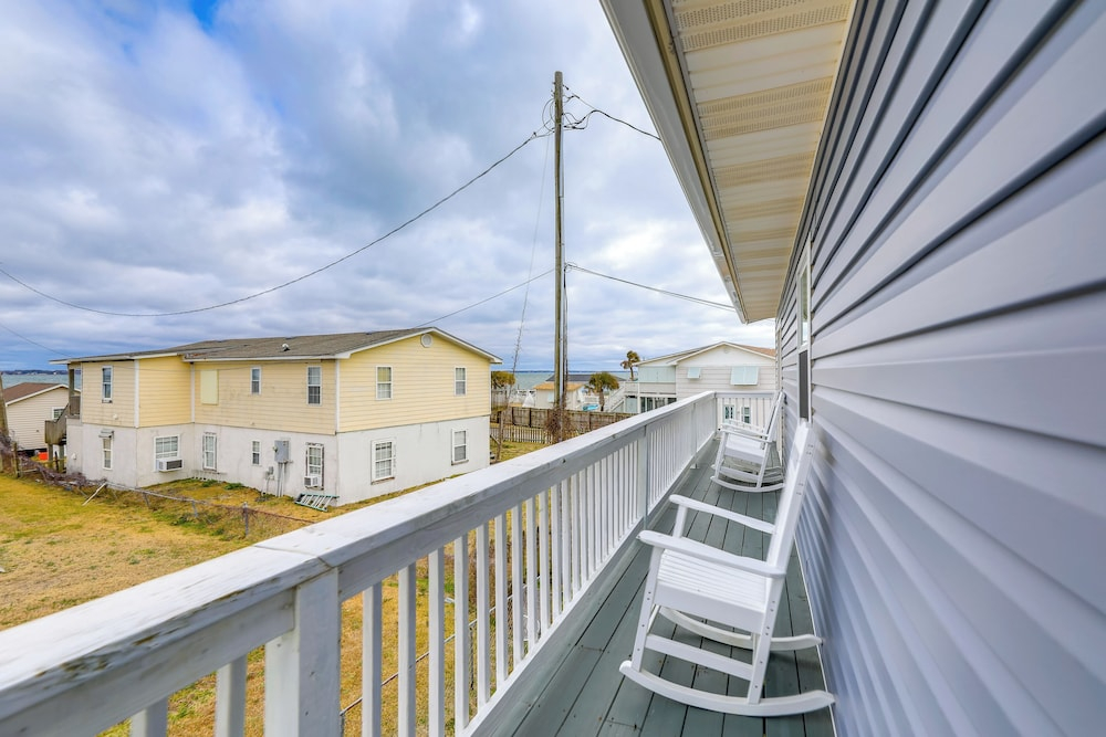 Luxe 'cozy Crab Shack' w/ Porch in Indian Beach!
