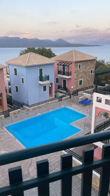 Charming 4-bed House in Nikiana