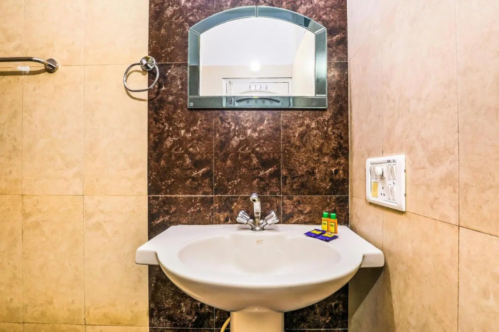 Via Hemkunt Mansion - Nr Noida Sector-15 Metro