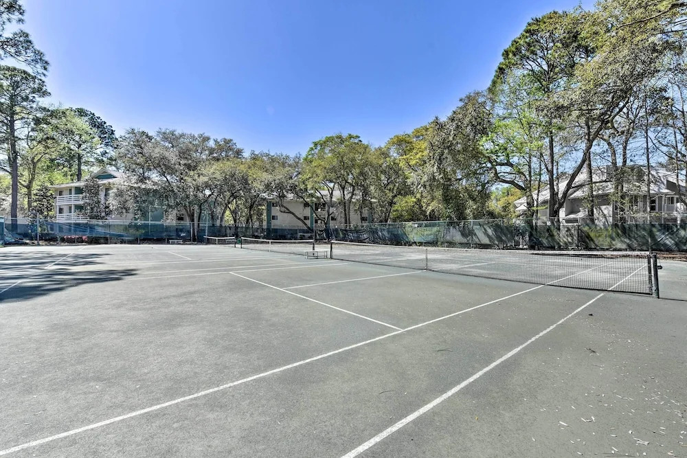 Walk to Beach: Hilton Head Condo w/ Pool Access