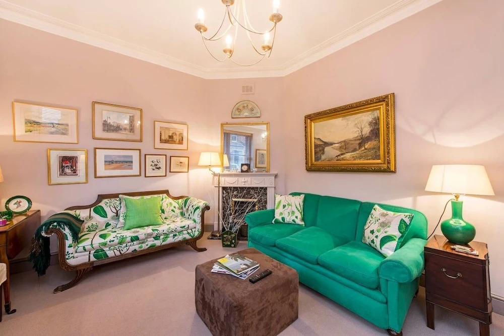 Traditional British 1 Bed Beside Battersea Park