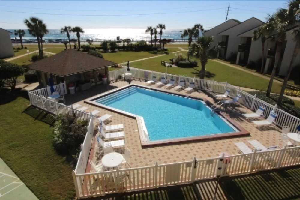 Blue Surf 18 - 2 Br townhouse by RedAwning