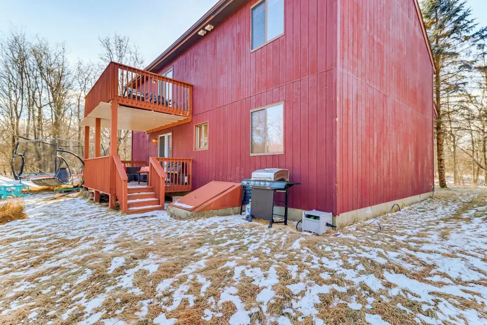 Private Spa, Fire Pit & Deck: Poconos Home!