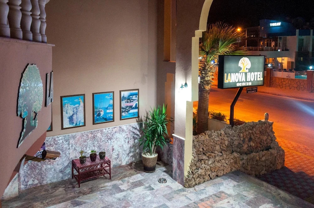 Lanova Hotel