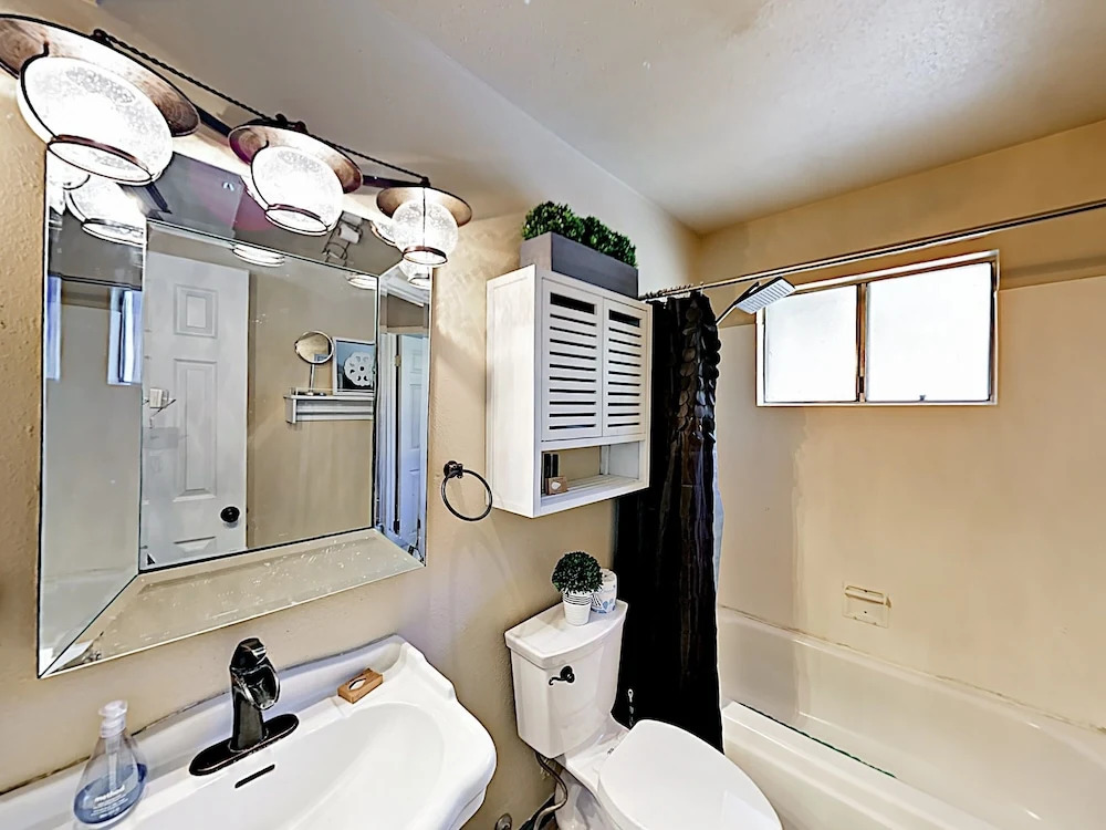 New Listing! Foxy Bear - Relaxing Woodsy 2 Bedroom Cabin