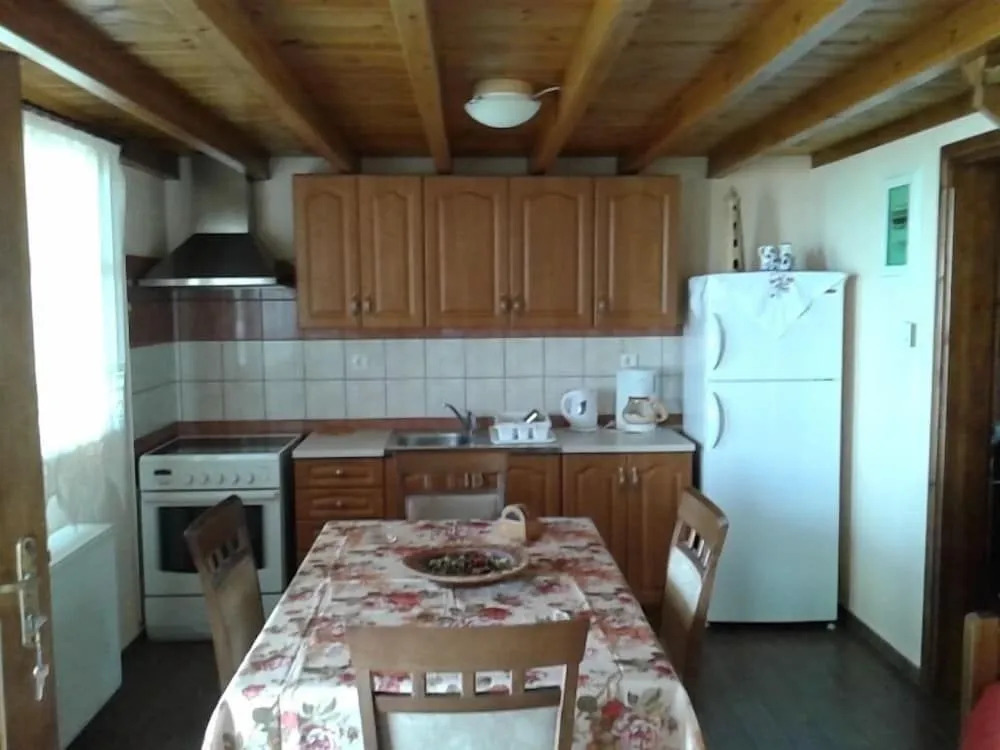 Elia Houses