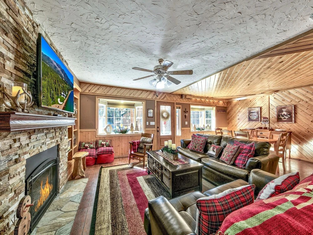 2556h Lazy Bear's Den 2 Bedroom Cottage by RedAwning