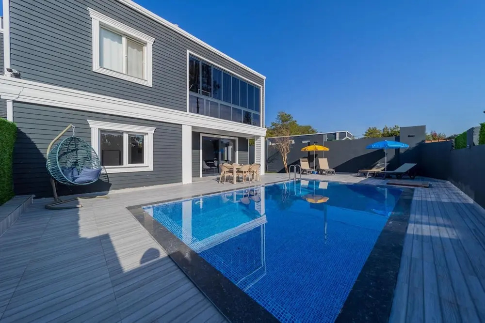 Villa With Pool and Backyard in Kepez