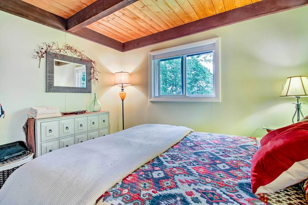 Conway Area Chalet w/ Mountain Views & Fire Pit!