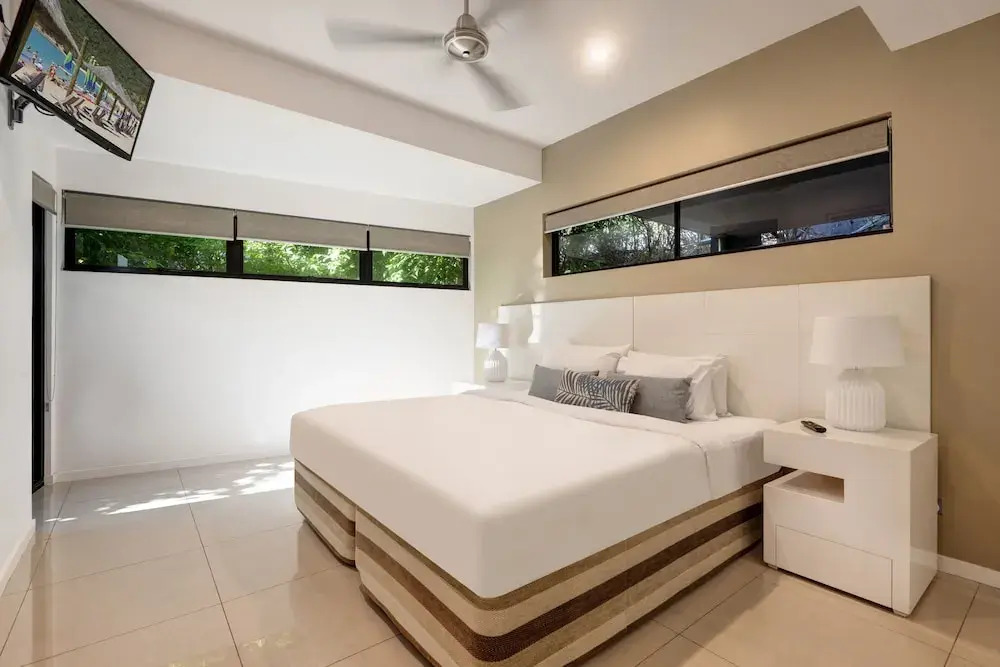 Villa 2 The Edge Oceanfront  Deluxe 4 Bedroom Near Marina With Golf Buggy