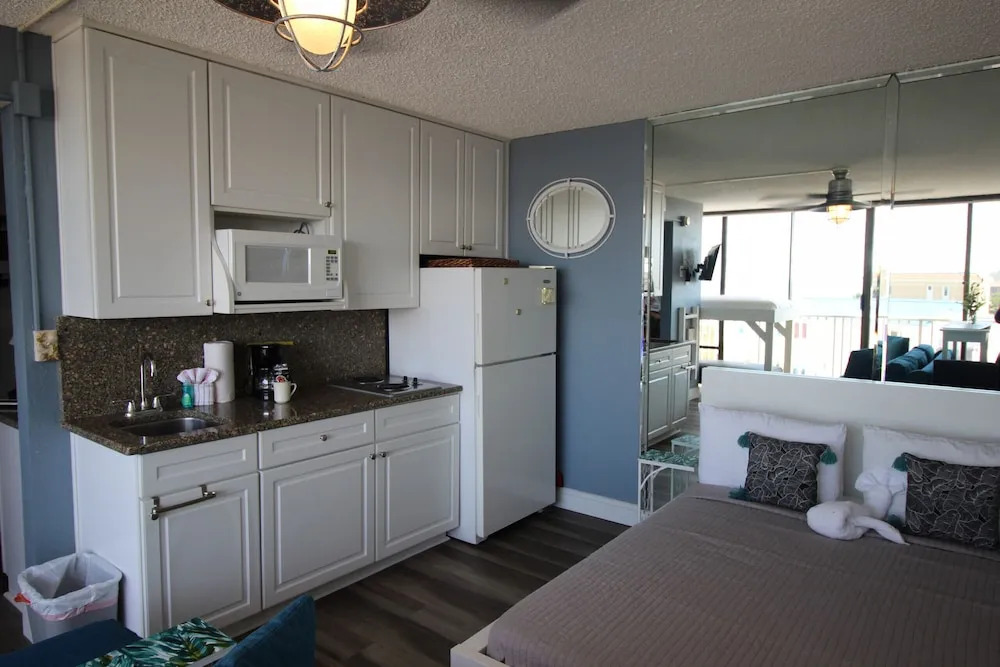 Cozy 5th Floor Waterview Condo