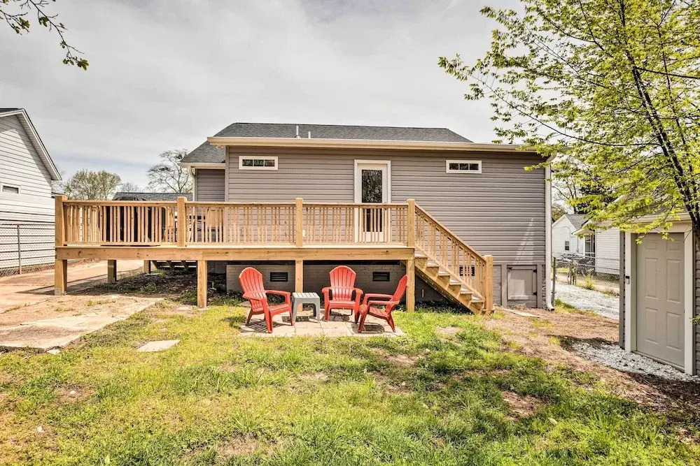Ideally Located 'penne Place' w/ Deck & Grill