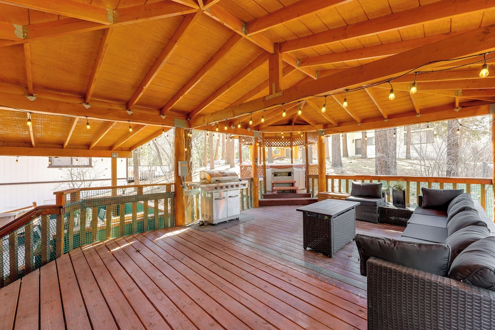 Multiple Decks! Cabin 1 Mi to Big Bear Lake Access