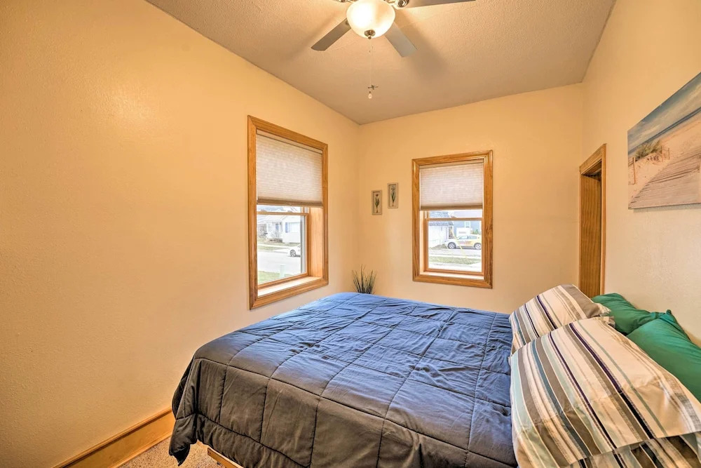 All-season Grand Haven Getaway With Deck!