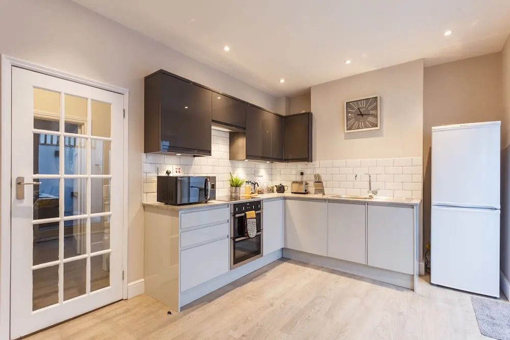 Stylish Town Centre House - 300Mbps, Parking & Sunny Decking