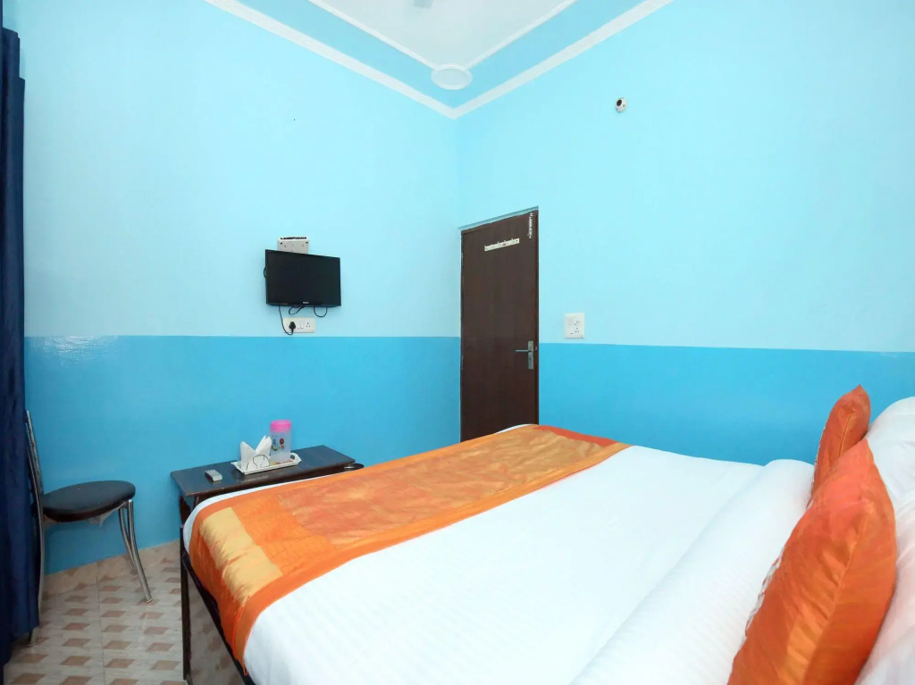 OYO 11886 Hotel Crystal