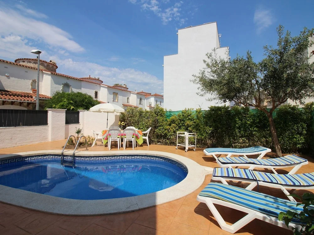 Holiday home in Empuriabrava with a private swimming pool