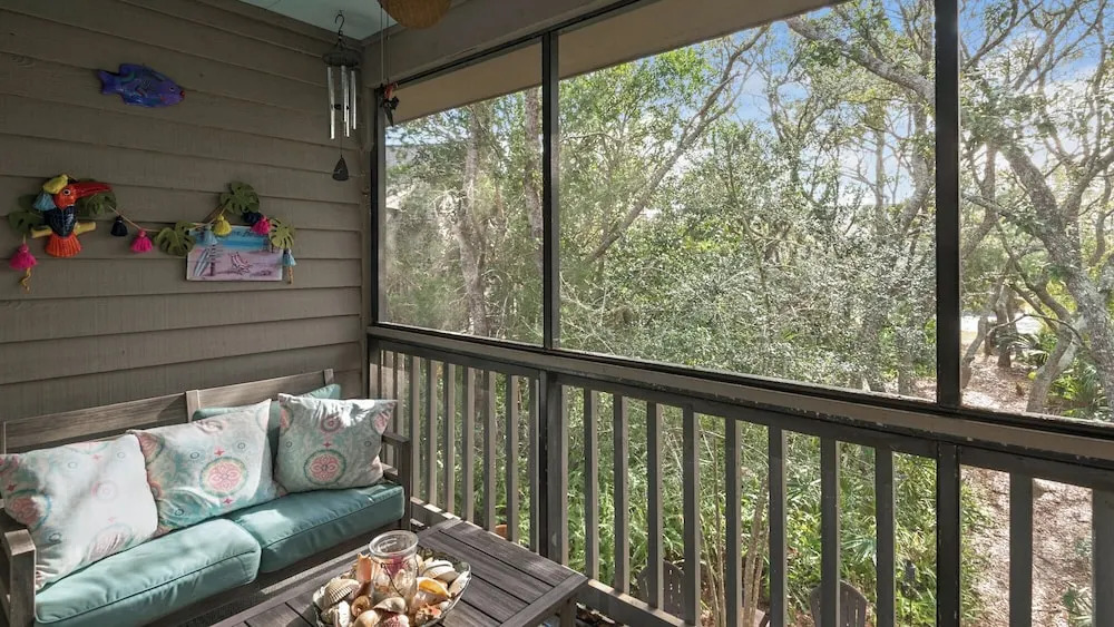 Pool + Tennis & Nature Trails & 6 Minutes to Beach