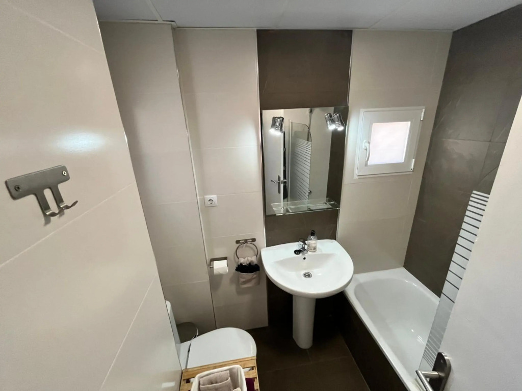 4 BEDROOMS -SENECA Center Apartment