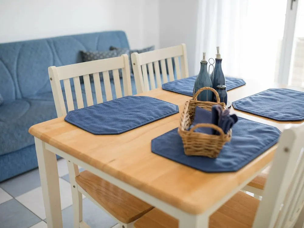 Lovely 4 Bedroom Apartment with Beautiful Garden And Terrace, 50m From the Beach