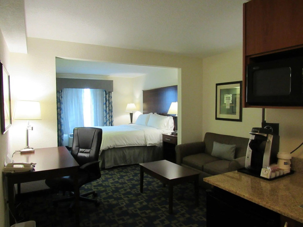 Holiday Inn Express & Suites Pembroke Pines-Sheridan St by IHG