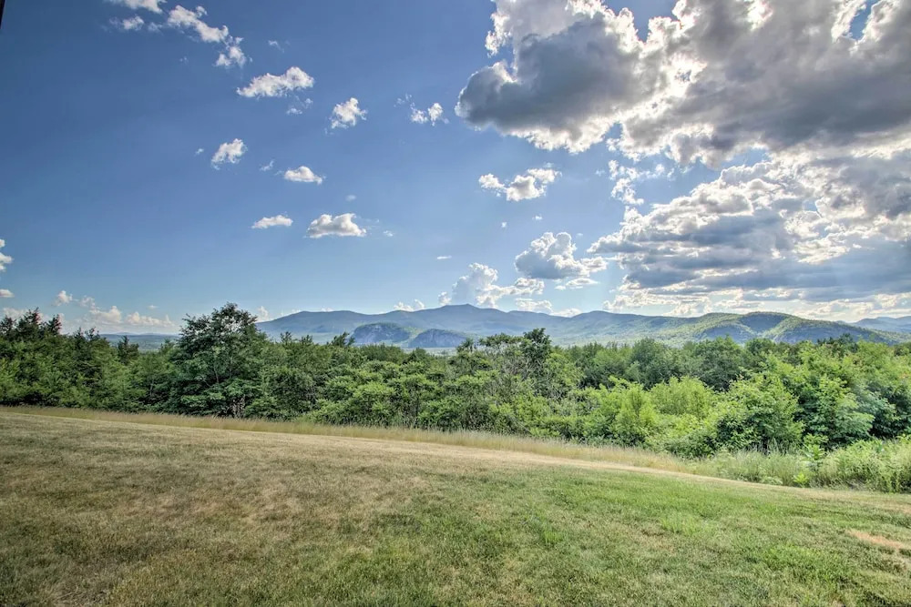 Intervale Family Retreat: Mtn View & Pool Access!