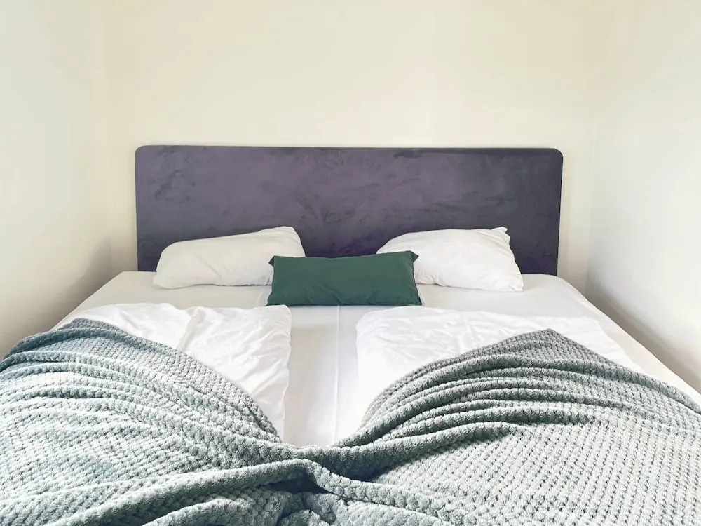 Vibrant Apartment on Bustling Street, Above a Restaurant - Perfect for Tourists,