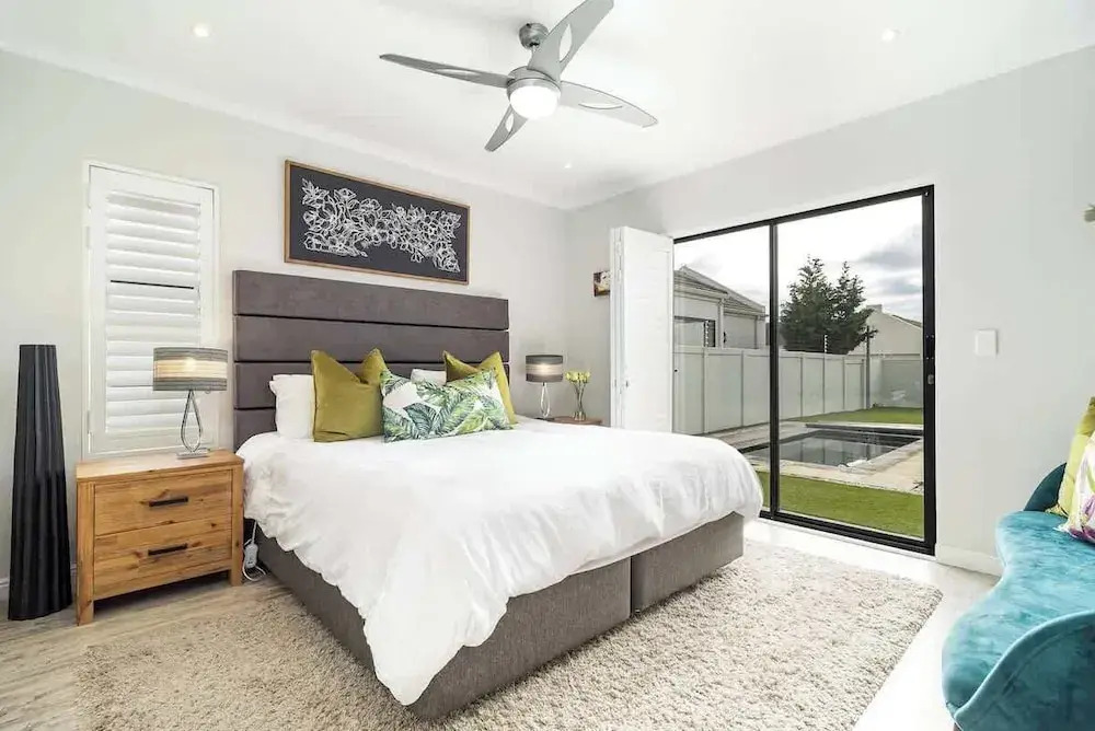 Spacious Sunningdale Retreat With Poolside Charm