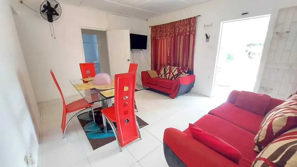 House - Sleeps 4 - Patio - Parking
