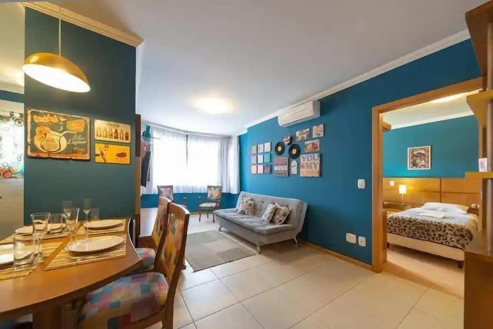 GRAMADO SOLAR REAL - 2 APTS de 2 quartos no mesmo prédio, cada um comporta até 7 pessoas - IDEAL PARA GRUPOS - central - IDEAL PARA ANDAR A PÉ, nesta plataforma desde janeiro de 2016, oferecemos CREDIBILIDADE - seu PET é bem-vindo - GARAGEM COBERTA